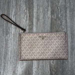 MICHAEL KORS JET SET TRAVEL XL CLUTCH WRISTLET MK SIGNATURE